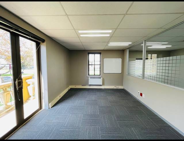 950M² OFFICE TO LET IN MAGALIESSIG